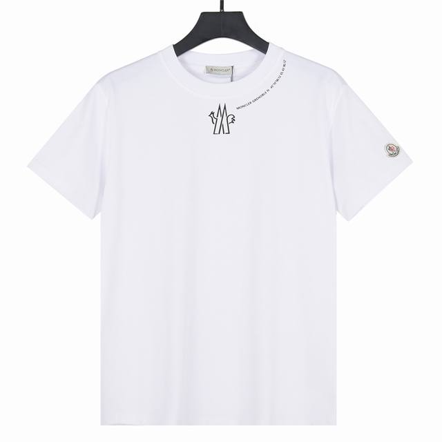 moncler盟可睐25官网新款项链字母短袖T恤 面料采用280克重精梳棉，定制32支1*1螺纹，成衣两遍水洗处理，面料舒适亲肤无异感，定制定染面料，纺织密度高