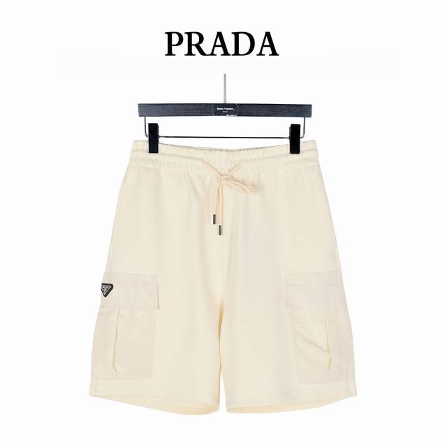 prada 普拉达 25Ss 金属三角标侧口袋工装短裤 原版购买，双面双股面料、弹力腰头配束绳、正面斜角开袋、 背面魔术贴式嵌线袋、侧面涂珐琅金属三角形徽标、侧