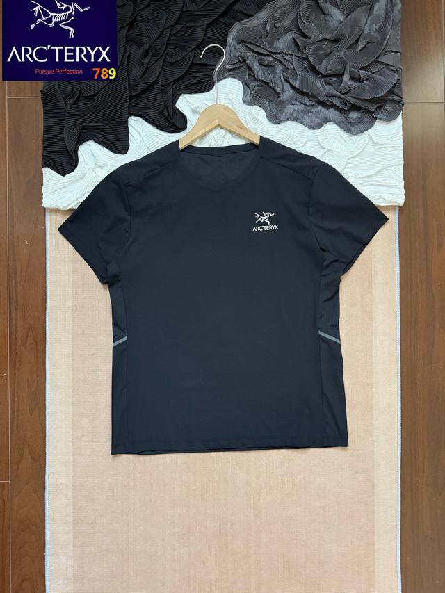 arc'teryx 始祖鸟 基础立体Logo 圆领运动户外速干短袖T恤 男女同款 -定制定染高弹纤维面料，四重工艺处理实现吸湿速干+长效抗菌，37℃高温保持干爽