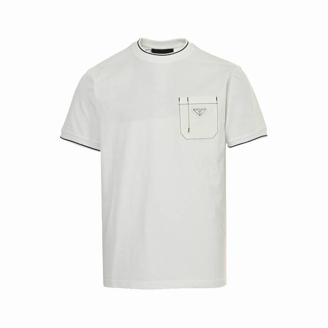 prada 普拉达 24Ss 三角标明线口袋短袖 32支250G精密纺纯棉面料,手感柔软细腻，上身轻薄舒适。 Over Size的版型裁剪，明线尼龙口袋设计，饰