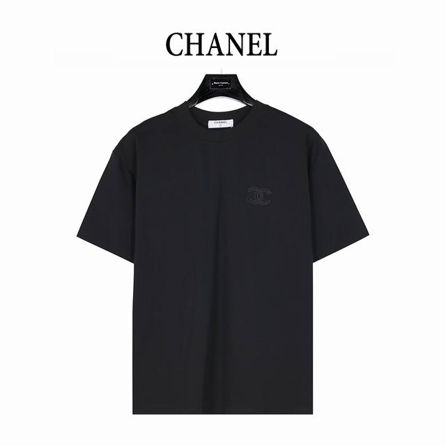 chanel 香奈儿 25Ss 暗纹编织Logo双C立体刺绣短袖T恤 简约而不简单的情侣款，高级香 明明很简单的设计，看上去就是一眼的高级！ 客供高克重进口针织