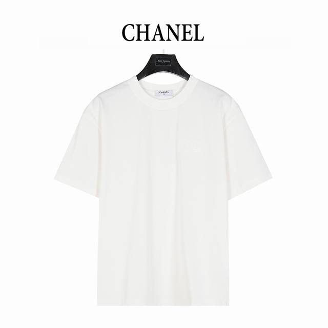 chanel 香奈儿 25Ss 暗纹编织Logo双C立体刺绣短袖T恤 简约而不简单的情侣款，高级香 明明很简单的设计，看上去就是一眼的高级！ 客供高克重进口针织