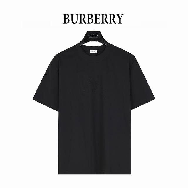 burberry 巴宝莉 25Ss 胸前暗纹战马立体刺绣短袖T恤 采用260G双纱纯棉面料，洗水后达260G高克重，~厚实不变形亲肤感巨好~ 纯棉柔软面料 对色