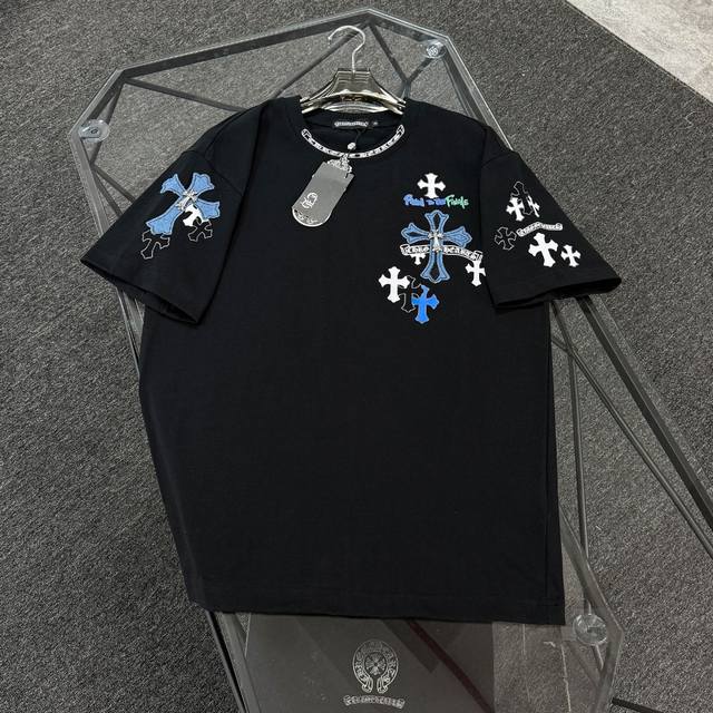 高版本Chrome Hearts克罗心 贴布+金属十字架短袖！十字开模微标 全部手工一个个缝制上去的 相当费时费力。这件短袖质感真的绝， G纯棉面料，所有袖口