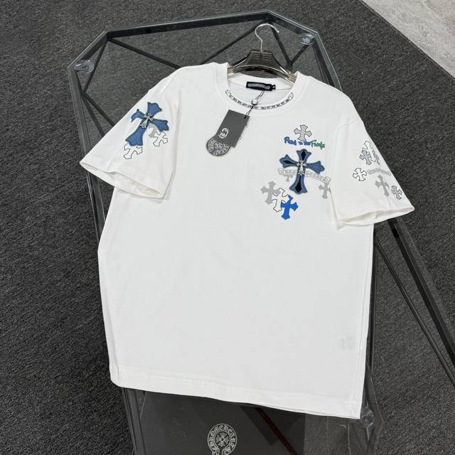 高版本Chrome Hearts克罗心 贴布+金属十字架短袖！十字开模微标 全部手工一个个缝制上去的 相当费时费力。这件短袖质感真的绝， G纯棉面料，所有袖口