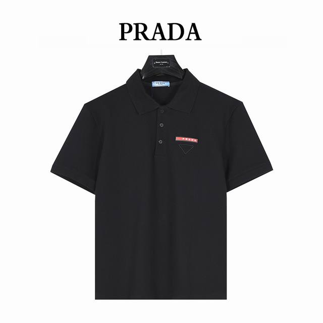 prada 普拉达 25Ss 红色Logo胶条及三角刺绣短袖Polo衫 客供精仿棉打造珠地材质面料，质感柔软细腻爽滑，舒适透气凉爽， 且久穿久洗不褪色不变形。进