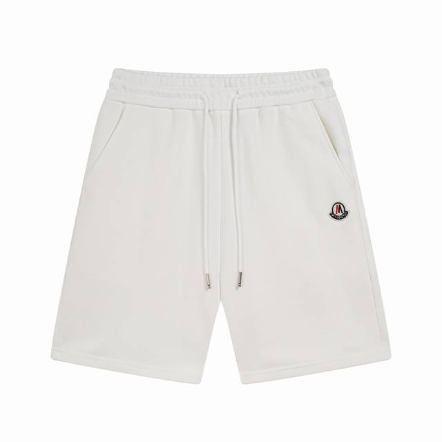moncler 蒙口 后彩条口袋徽章短裤 采用 %纯棉打造，表面经过起绒处理之后形成的棉质抓绒面料，其触感柔软细腻，绒毛分布均匀。棉纤维的天然结构提供良好的吸湿