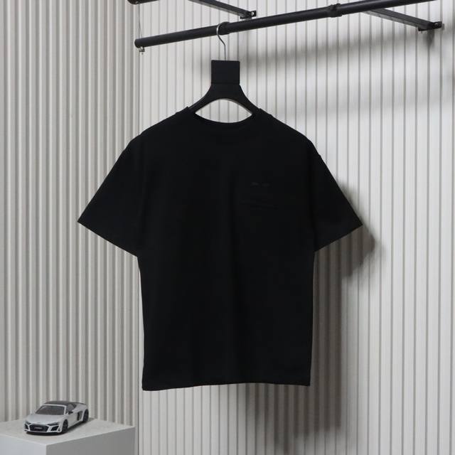 chrome Hearts 克罗心 25Ss 重工后背重叠十字架贴布刺绣短袖T恤 奢华暗黑高街，哈雷摇滚朋克精神，无一不彰显着其浓烈的暗黑哥特风， 立体感与面料