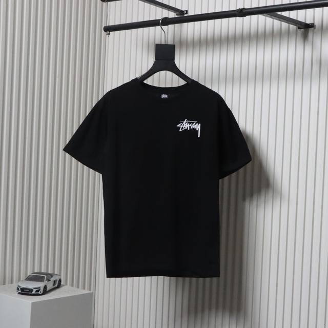 stussy 斯图西 25Ss 毛绒骰子印花Logo短袖T恤 经典版型玩味设计，加州风情随性无拘束，260G纯棉面料厚实立挺不软塌，版型正，柔软舒适透气，不闷热