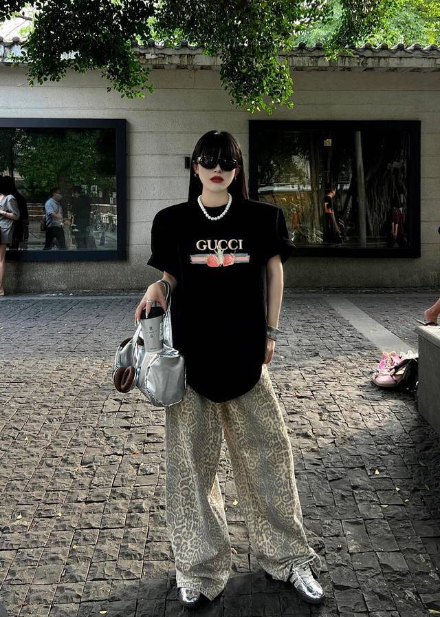 上新！春夏Gucci新款短袖T恤,版型剪裁特别有讲究！上身很洋气显瘦内搭外穿都看 高密针织圆领设计，平整简约！亲肤透爽！T恤面料的柔软性舒适性无可挑剔！男女均可