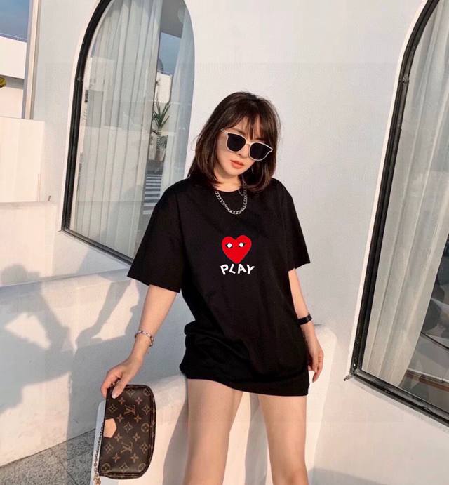 上新！Play鬼脸情侣款短袖T恤，经典的形象标志性的色调，显得格外生动有趣！ 面料采用进口的纯棉面料，质感细腻饱满，上身亲肤有型！男女同款！ 尺码：S-3Xl