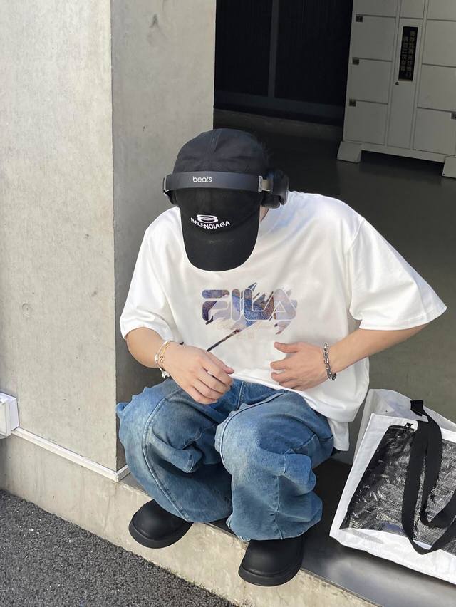 上新！Fila 斐乐中性风格圆领纯棉短袖T恤，颇具标志性的 Logo与颜色素净的基础款型相结合，打造低调百搭又具有品牌特色的代表性单品！ 此款依旧延续了极简设计