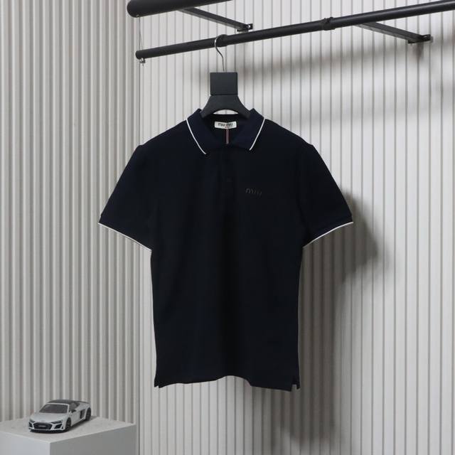 miumiu 缪缪 25Ss 胸口Logo撞色压胶短袖Polo衫 客供精仿棉打造珠地材质面料，质感柔软细腻爽滑，舒适透气凉爽，且久穿久洗不褪色不变形。进口田岛机