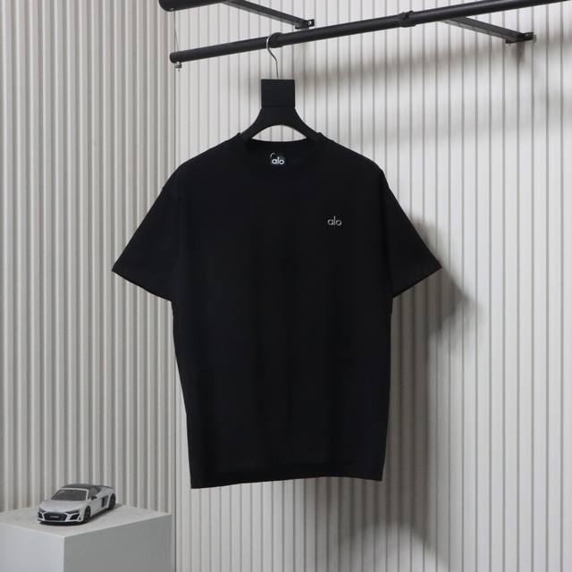 alo 25Ss 金属银压胶小标短袖胸前品牌Logo采用立体工艺，凹凸肌理细腻分明，光影流转间自带层次感，打破平面印花的单调，富裕基础款灵魂。介于修身与Over