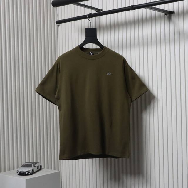 alo 25Ss 金属银压胶小标短袖胸前品牌Logo采用立体工艺，凹凸肌理细腻分明，光影流转间自带层次感，打破平面印花的单调，富裕基础款灵魂。介于修身与Over