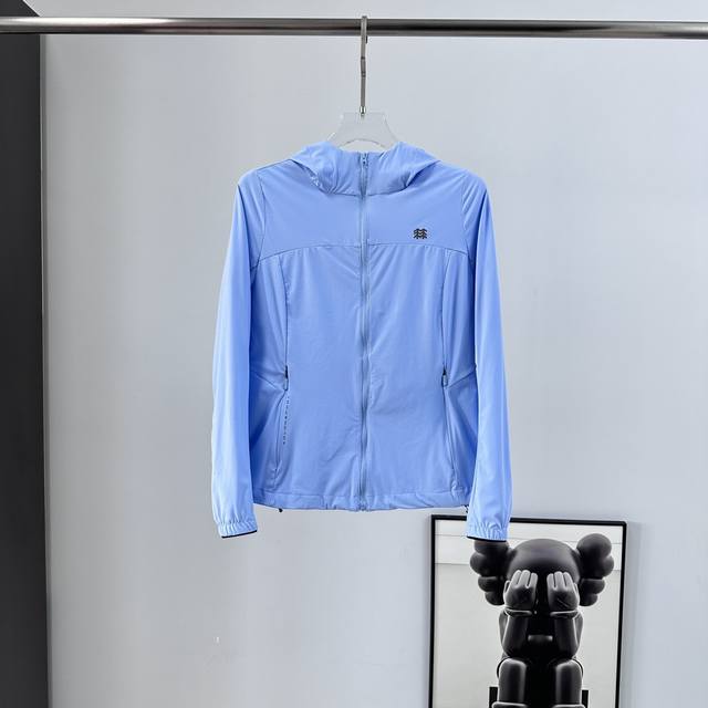 可隆｜Kolon Sport Hike系列弹力针织连帽印花 凉感防晒服女款 此次系列推出了一款专为女性设计的弹力针织连帽印花凉感防晒服。这款防晒服采用高品质弹力