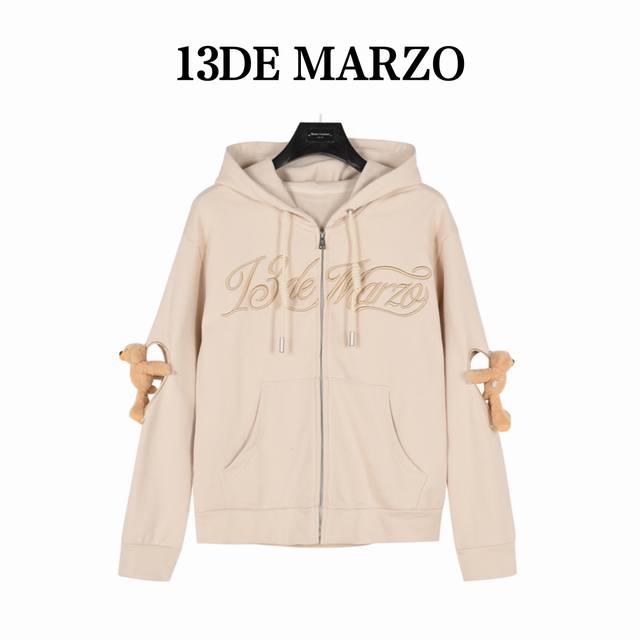 13Demarzo纽绳爱心拉链运动套装 13Demarzo 为你的日常休闲时光增添趣味。 这款休闲套装包括连帽衫和运动裤，提供柔和的灰色和纯净的白色两种选择，每
