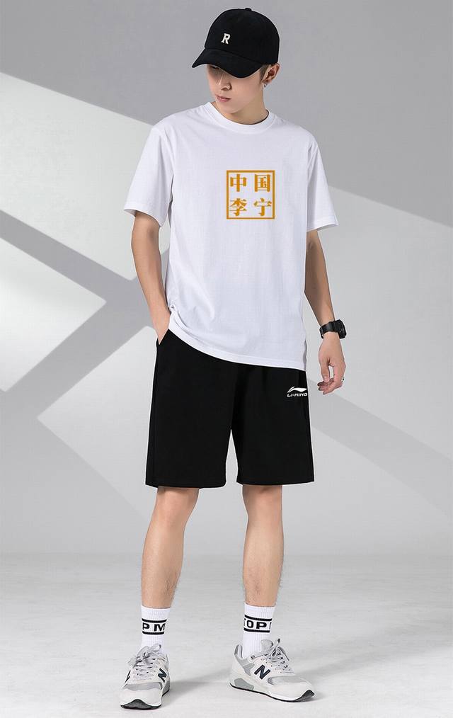 中国李宁新款短袖短裤运动套装！百搭不挑人！ 本款T恤采用纯棉面料！吸汗透气，贴身柔软！ 腰部松紧带抽绳，拉链口袋，运动時候可以放手机钥匙，非常方便！ 上身效果超
