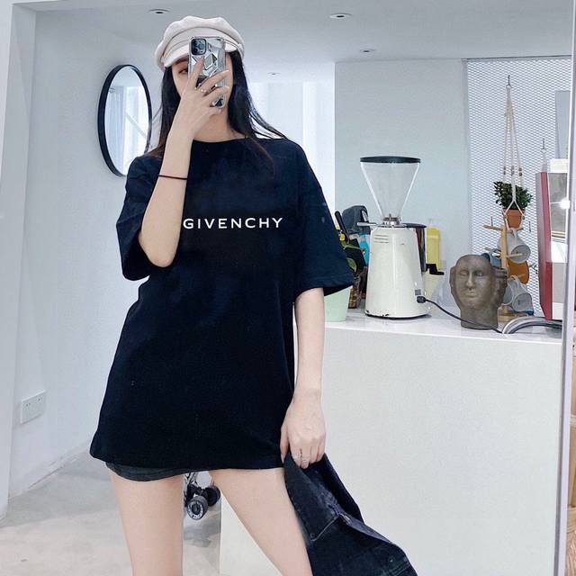 上新！Givenchy纪梵希新款短袖T恤，夏季必入单品！真的超酷！ 高密针织圆领设计，平整简约！亲肤透爽！T恤面料的柔软性舒适性无可挑剔！男女均可驾驭，打破性别