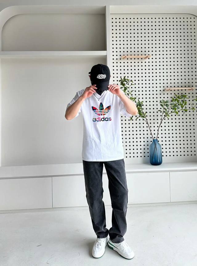 上新！元素碰撞，超级吸睛！Adidas 阿迪达斯夏日情侣款圆领短袖T恤，全部采用上等原料，质感好颜色鲜明！ 这种款式上身回头率超高！基础款的圆领Tee,男女均可