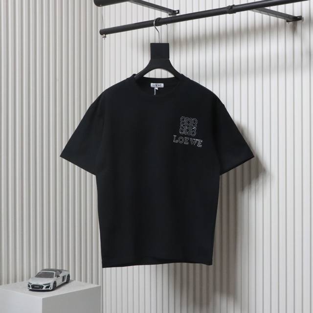 loewe 罗意威 25Ss 烫钻四叶草短袖面料采用定制240G 26支特滑双股精棉平纹高密无尘全棉布料。前幅高密度加厚，走线平整，代工品质，全套定制辅料。 S