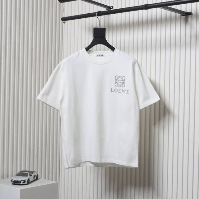 loewe 罗意威 25Ss 烫钻四叶草短袖面料采用定制240G 26支特滑双股精棉平纹高密无尘全棉布料。前幅高密度加厚，走线平整，代工品质，全套定制辅料。 S