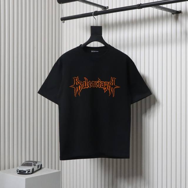 balenciaga 巴黎世家 25Ss 梵文字母植绒印花短袖面料采用定制240G 26支特滑双股精棉平纹高密无尘全棉布料。前幅高密度加厚，走线平整，代工品质，