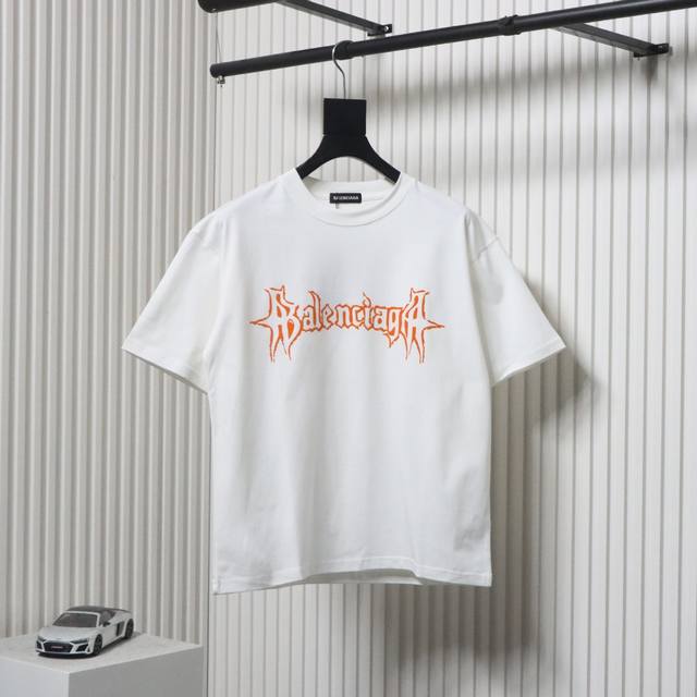balenciaga 巴黎世家 25Ss 梵文字母植绒印花短袖面料采用定制240G 26支特滑双股精棉平纹高密无尘全棉布料。前幅高密度加厚，走线平整，代工品质，
