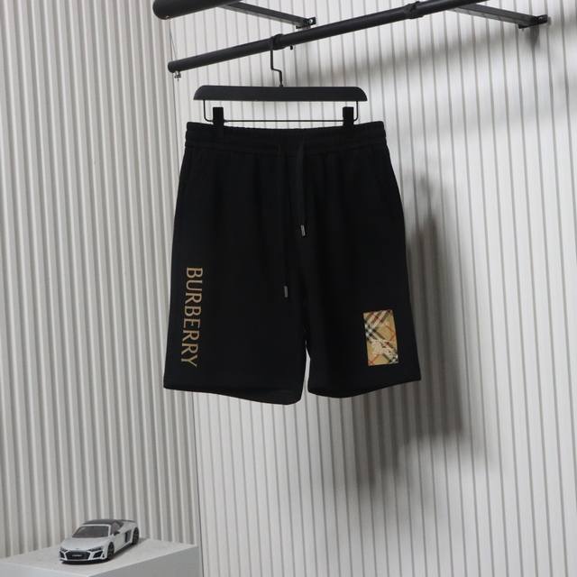 burberry 25Ss 战马贴布压胶字母短裤巴宝莉爆款短裤，男女同款，让每一次迈步都无拘无束，立体剪裁大幅提升运动自由度，腰部内置弹力抽绳，贴合身形不勒肤，