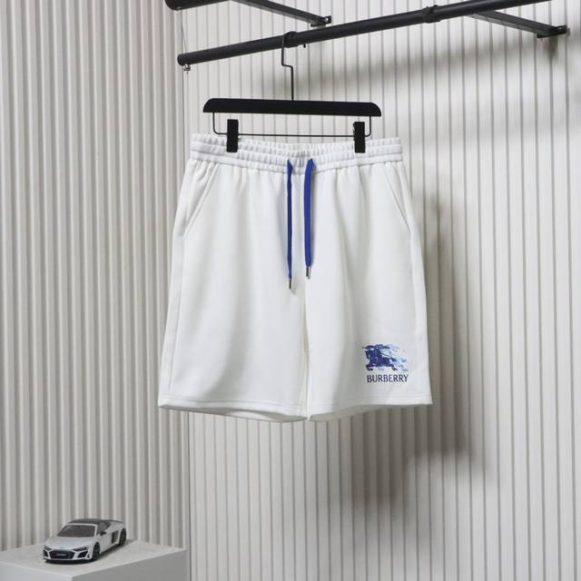 burberry 巴宝莉 25Ss 幻影战马印花短裤巴宝莉白色短裤新款，极简廓形，高腰剪裁搭配利落裤线，既修饰腿型又自带松弛感。内置松紧腰头，撞色裤绳，经典的蓝