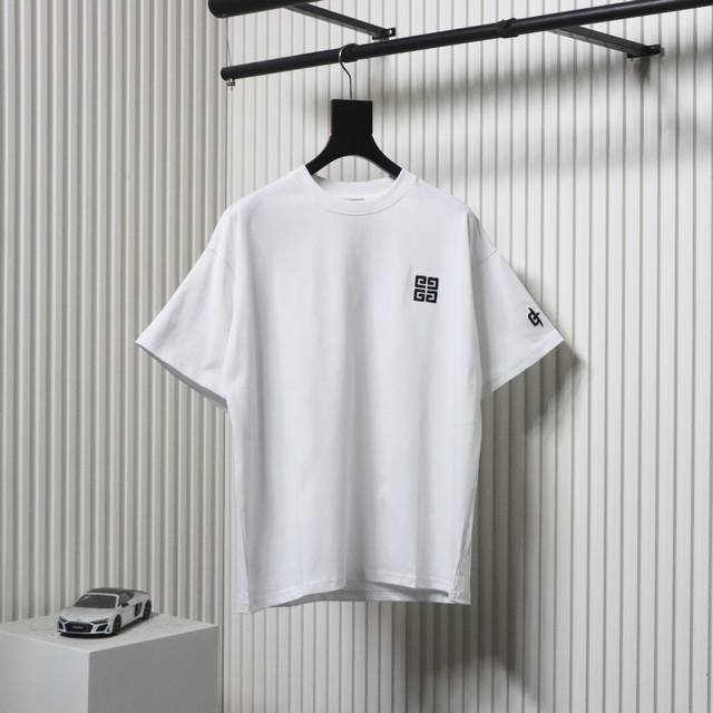 givenchy 纪梵希 25Ss 前后宫格字母Logo刺绣短袖面料采用高克重280G重精梳棉，定制1:1螺纹，面料舒适亲肤无异感，制定染面料，纺织密度高，垂感