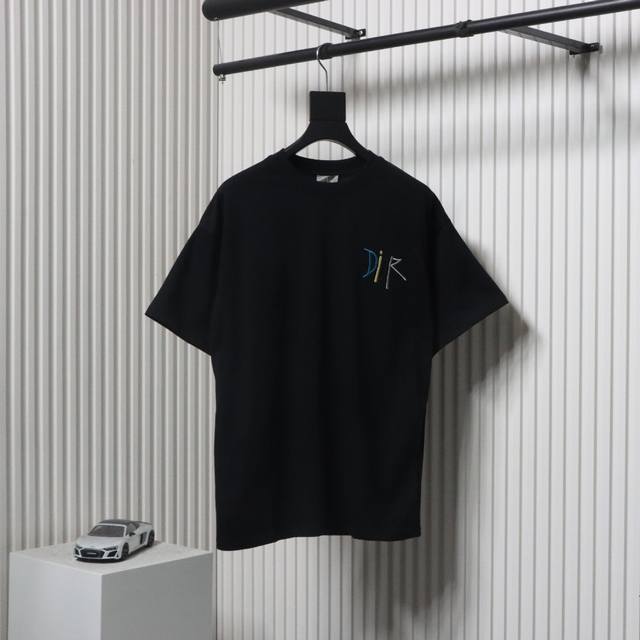 dior 迪奥 25Ss 胸口四色字母刺绣短袖 24夏季限定新款配色 精简而不失细节感的一款短袖T， 可男可女的款，能满足你对品质追求的同时又能帅气出行。客供高