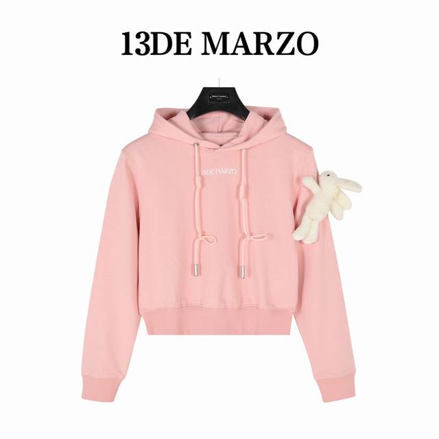 13Demarzo一只娃连帽卫衣 这款连帽衫短裤套装，不仅有着品牌“13De Marzo”的字样，彰显个性，更在袖口处装饰有可爱的毛绒小熊，为整体造型增添了一抹