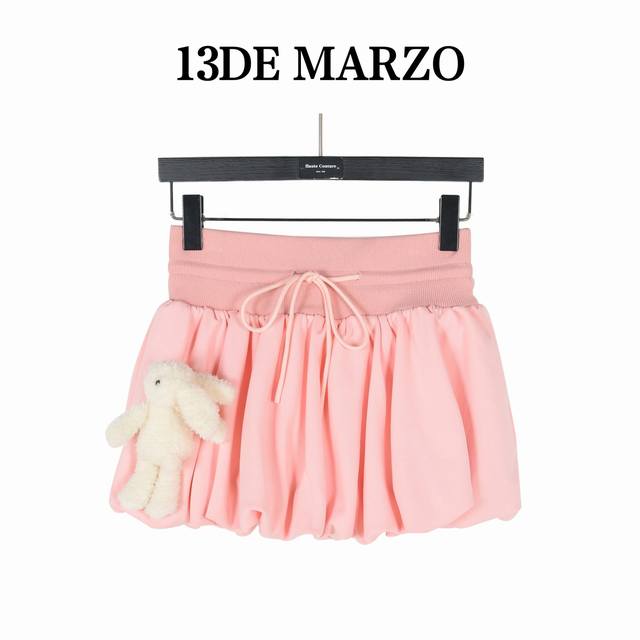 13Demarzo一只娃南瓜短裙 这款连帽衫短裤套装，不仅有着品牌“13De Marzo”的字样，彰显个性，更在袖口处装饰有可爱的毛绒小熊，为整体造型增添了一抹