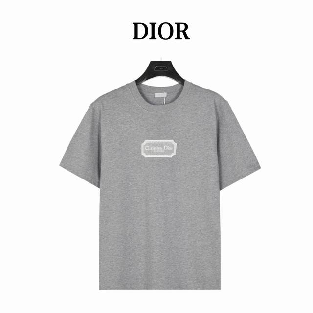dior 迪奥 刺绣银标Logo短袖 夏季渠道限定新款 简约又不失风格的复古品牌标识，夏日炸街酷毙了 情侣气质款，两色推荐入手。采用定制面料。添加杜邦公司Sor