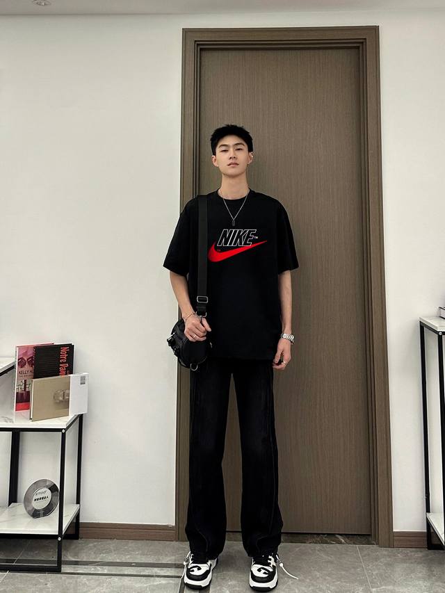 上新Nike 耐克情侣款圆领短袖T恤，全部采用上等原料，质感好颜色鲜明！ 这种款式上身回头率超高！基础款的圆领Tee,男女均可驾驭！ 尺码：S-3Xl 颜色：白