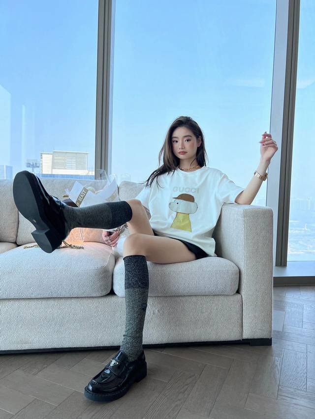 上新！春夏Gucci新款短袖T恤,版型剪裁特别有讲究！上身很洋气显瘦内搭外穿都看 高密针织圆领设计，平整简约！亲肤透爽！T恤面料的柔软性舒适性无可挑剔！男女均可