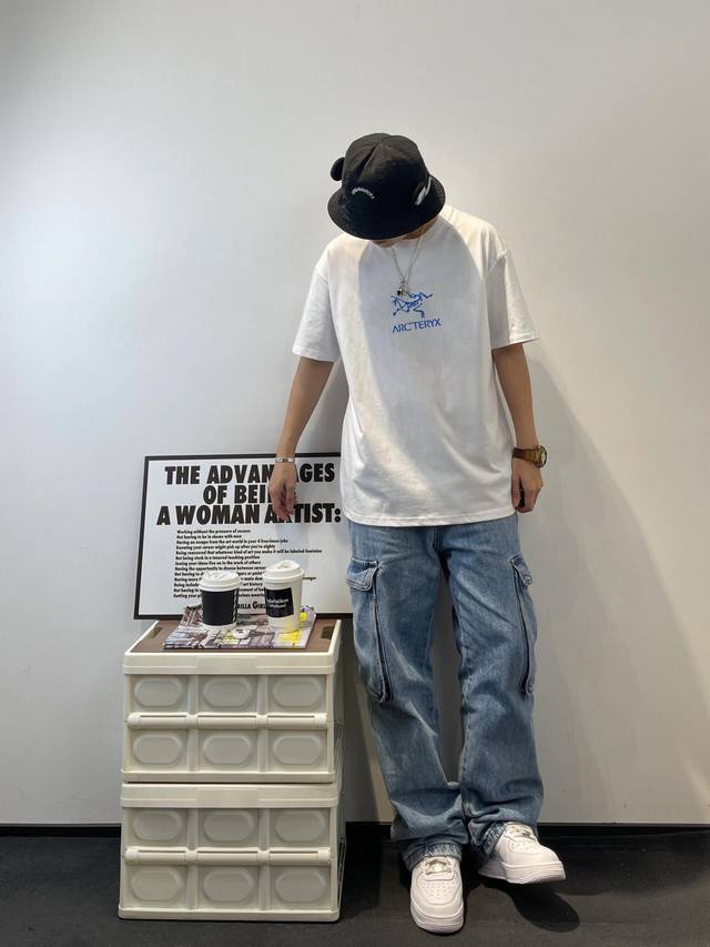 ayc'teryx 始祖鸟新款经典大鸟Logo短袖T恤，男女休闲小鸟字母拉浆印花高端面料，重磅面料， 男女同款～ 颜色：黑色 白色 尺码：S～3Xl