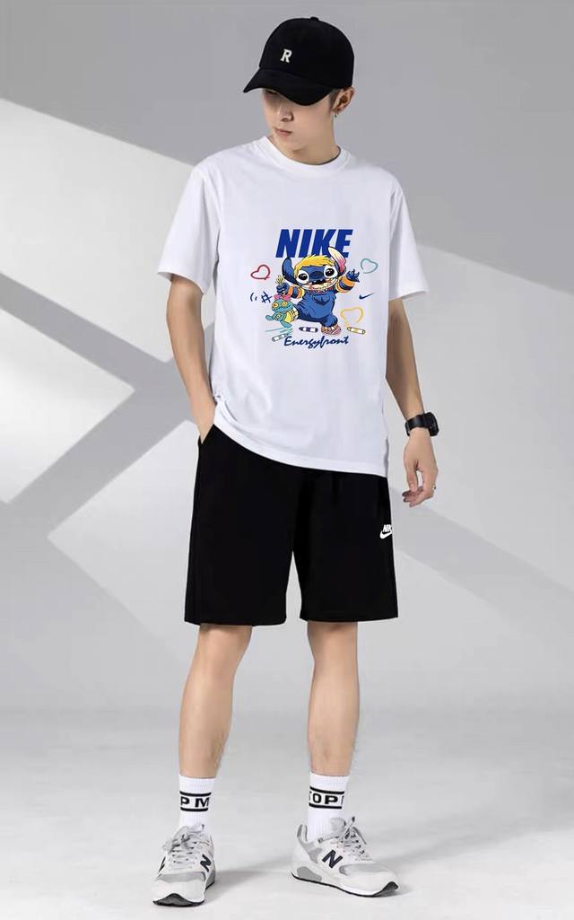 nike 耐克休闲情侣款短袖短裤运动套装，男女均可轻松上身驾驭 ，面料柔软有弹性超级舒服 ！细节一步到位 ，腰部内里有抽绳可以随意调节！ 上身效果超赞！超舒适！