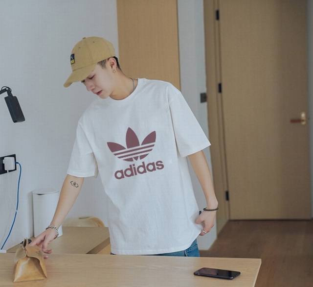 上新！Adidas 阿迪达斯官网同步新款上架！极简的设计转化为服装语言，就如这件基础短袖T恤，有着极其细腻的面料质感，平淡中无处不透入极简高级质感！ 简单、个性