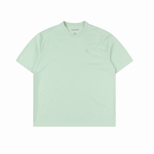 calvin Klein 刺绣及模糊Ck印花短袖 原版打版，耗时一个多月，一体的工艺-莱卡面料质感非常细腻 ，260的高克重穿上挺括有型，手感柔软平滑 弹性最好