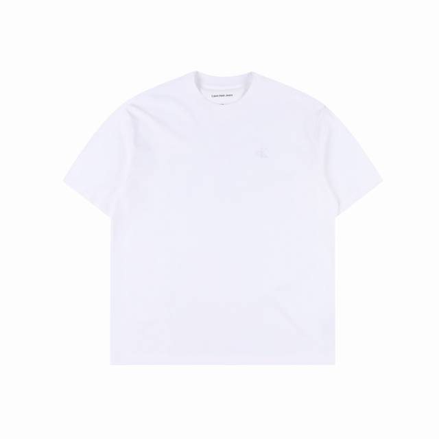 calvin Klein 刺绣及模糊Ck印花短袖 原版打版，耗时一个多月，一体的工艺-莱卡面料质感非常细腻 ，260的高克重穿上挺括有型，手感柔软平滑 弹性最好