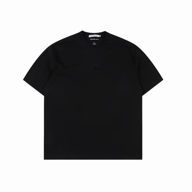 calvin Klein Ck 硅胶标及印花短袖 原版打版，耗时一个多月，一体的工艺-莱卡面料质感非常细腻 ，260的高克重穿上挺括有型，手感柔软平滑 弹性最好