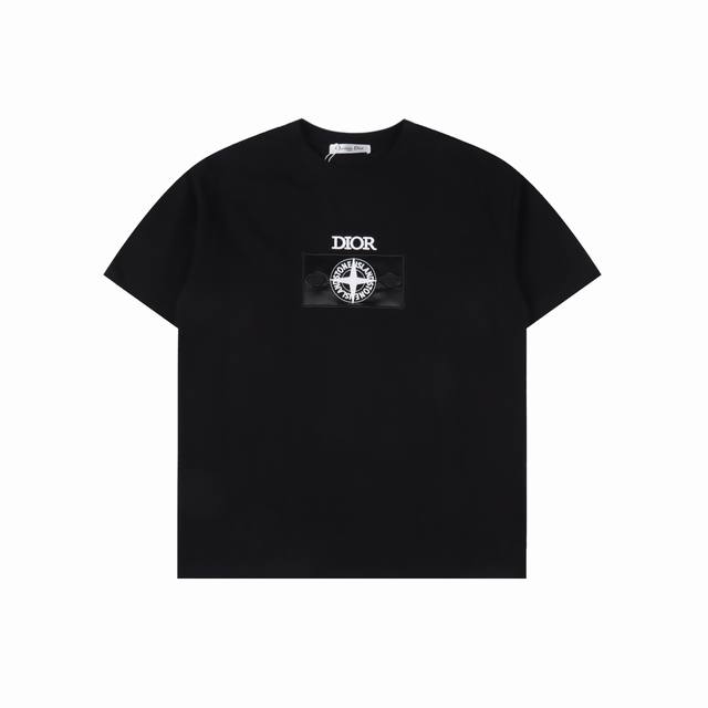 dior X Stone Island 联名款 25Ss 罗盘贴布刺绣短袖T恤 此款T恤采用了280克高支高密的面料，质感高端，独家定制。 我们特别采用了定织定