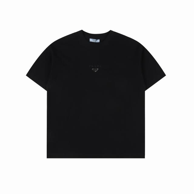 prada 普拉达 25Ss 胸前镶嵌金属三角标及Logo压花短袖T恤 面料采用高克重260G重精梳棉，定制1:1螺纹，面料舒适亲肤无异感， 制定染面料，纺织密