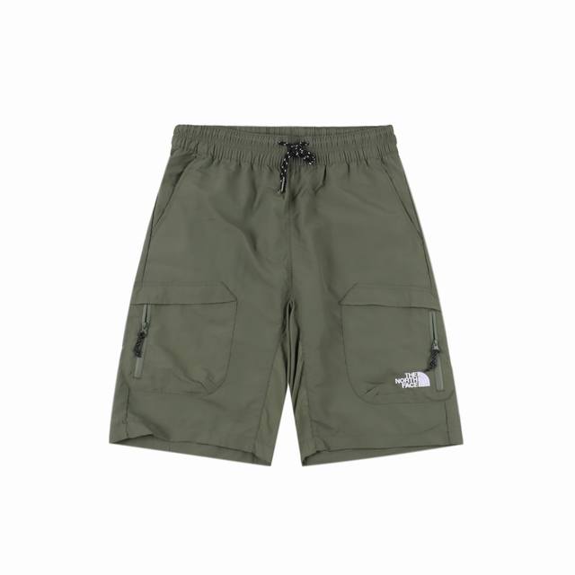 the North Face 北面 多口袋工装短裤 裤型非常完美 每年夏天必败一条爆款 休闲街头两不误 真正的万能百搭款 凭借户外性能和出色的时尚外观设计 共同