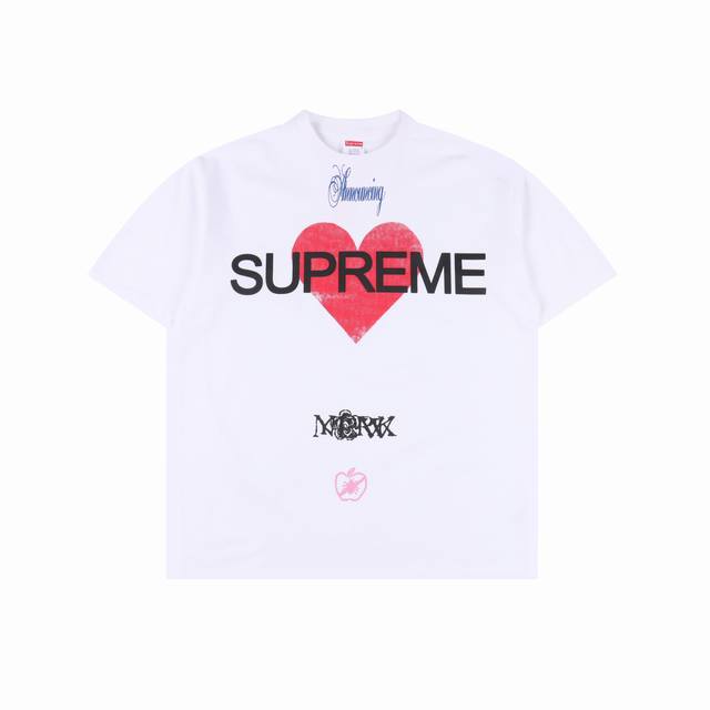 supreme Ss25 Week1 Announcing Tee 心形Logo图案圆领短袖T恤 印花细节十分到位 螺纹处采用成衣印花 需将成衣整烫平整后再次印