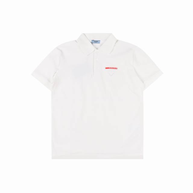 prada 普拉达 25Ss 红色Logo胶条及三角刺绣短袖Polo衫 客供精仿棉打造珠地材质面料，质感柔软细腻爽滑，舒适透气凉爽， 且久穿久洗不褪色不变形。进