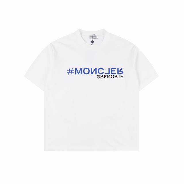 moncler 蒙口 25Ss 植绒字母短袖T恤 面料采用定制240G 26支特滑双股精棉平纹高密无尘全棉布料。前幅高密度加厚，走线平整，代工品质，全套定制辅料