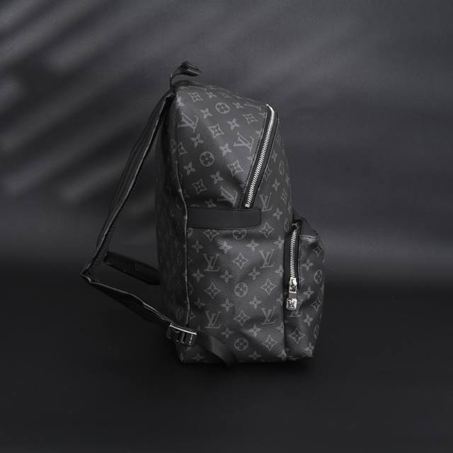 louis Vuitton Lv Discovery 经典老花双肩包 涂层帆布，牛皮革饰边，五金Logo标志，专用里内里直男必备款。 Size：37*40*20